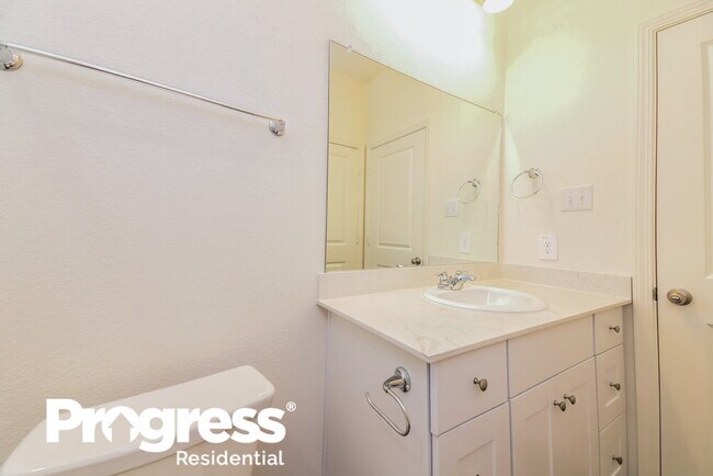 Building Photo - 734 Oakhurst Dr