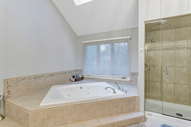 Building Photo - 985 Chapel Ct N