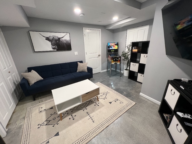 Building Photo - 1560 S Stickney St