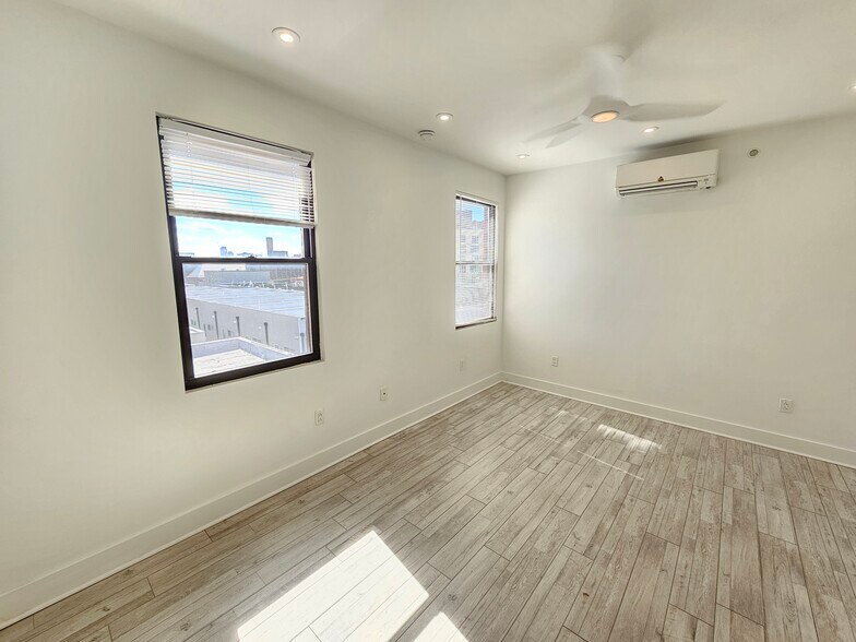 Building Photo - 1169 Hope St