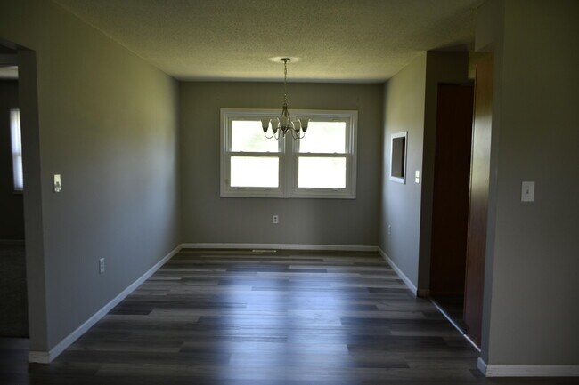 Building Photo - 714 E Nance Dr