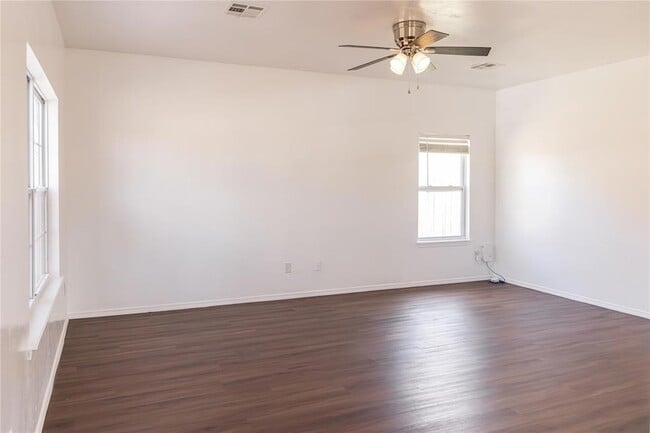 Building Photo - 915 E Perkins Ave