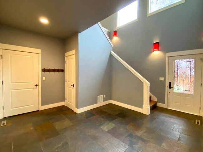 Building Photo - Spacious 3 BR w/ all wood floors and great midtown Bend location