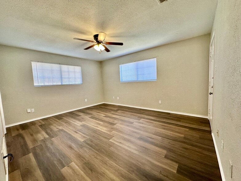 Building Photo - 5320 Lovell Ave