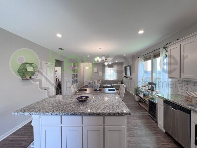 Building Photo - Beautiful 3B/2.5B Home in Mcallen ( Tres Lagos  Community )