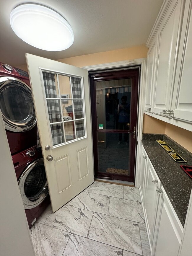 Building Photo - 2017 N Garfield St