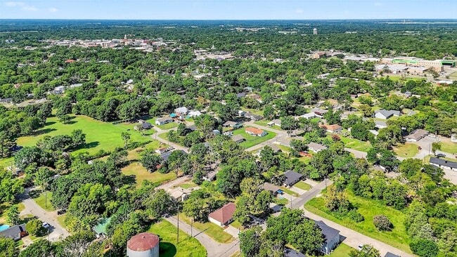 Building Photo - 712 Seven Oaks Rd