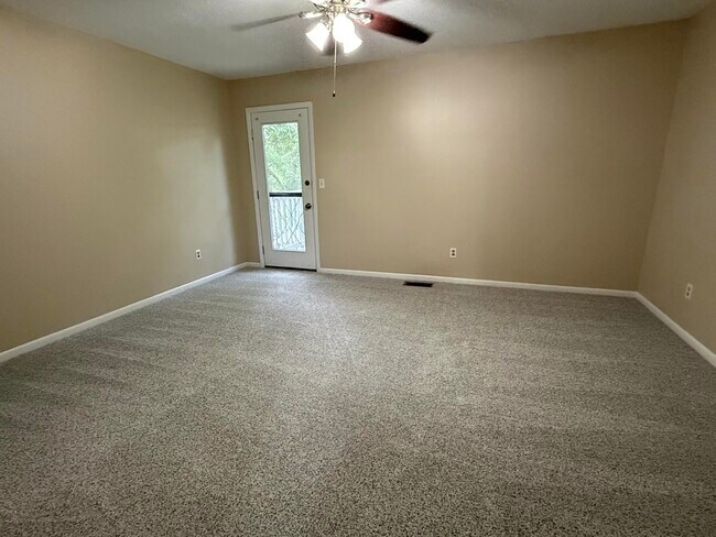 Building Photo - 816 Shadow Ln