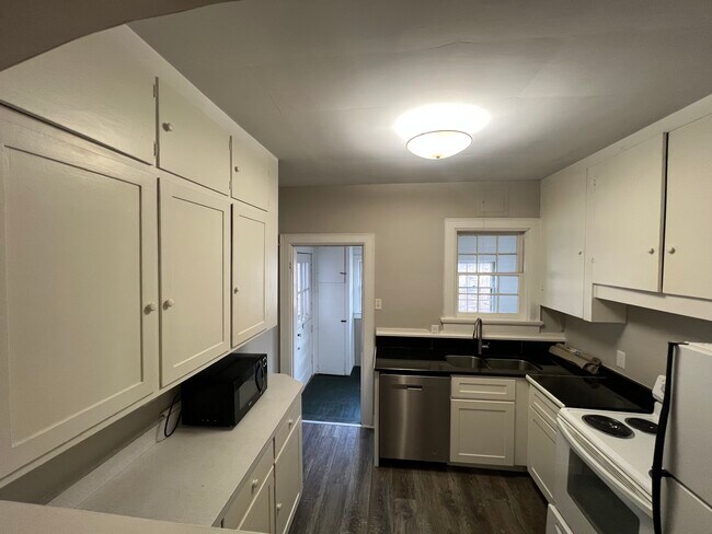 Building Photo - 815 W Johnson St