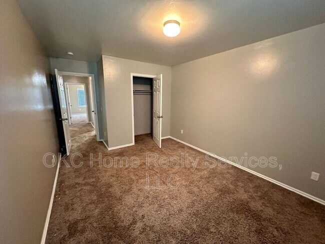 Building Photo - 1933 Autumn Way