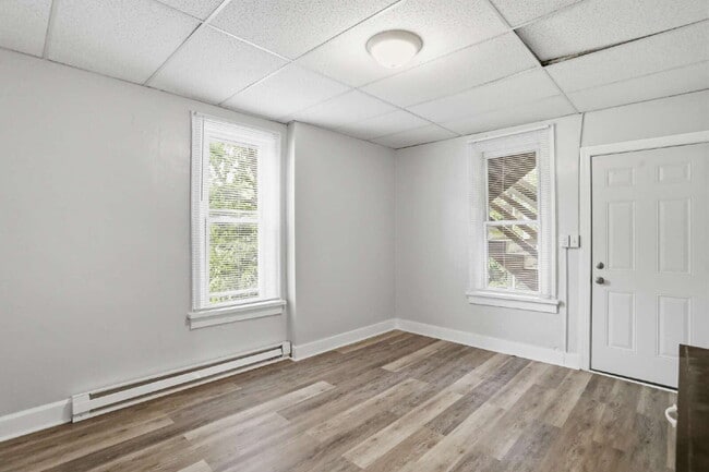 Building Photo - Welcome home to this newly renovated 2 bedroom top floor apartment