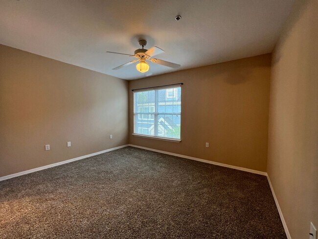 Building Photo - Beautiful 2-bedroom, 2-bath Condo available in sought after Admirals Walk private gated community.