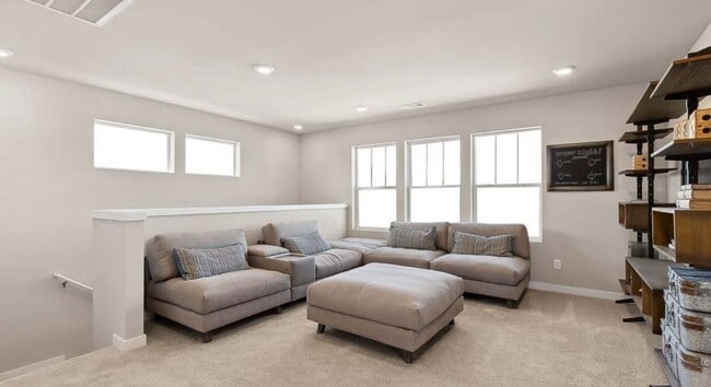 Building Photo - Modern 5 Bed Home