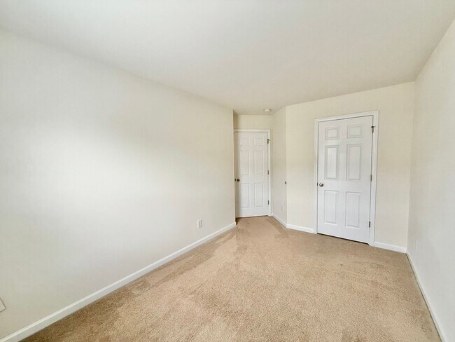 Building Photo - Charming 3BD, 2.5BA Raleigh Townhome in a ...