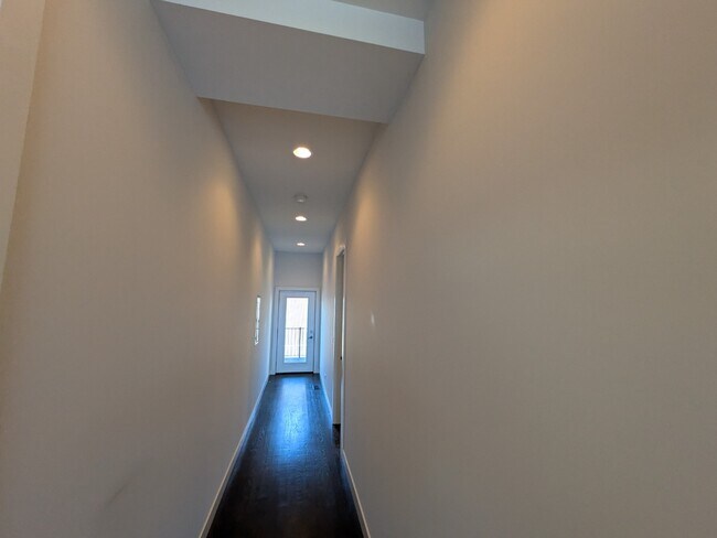 Building Photo - 622 N Ashland Ave