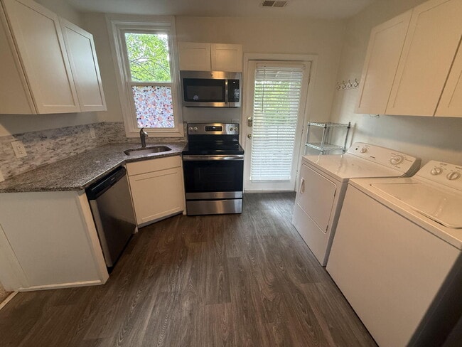 Building Photo - 2 bedroom, 1 bathroom House deep in the heart of the Highlands.