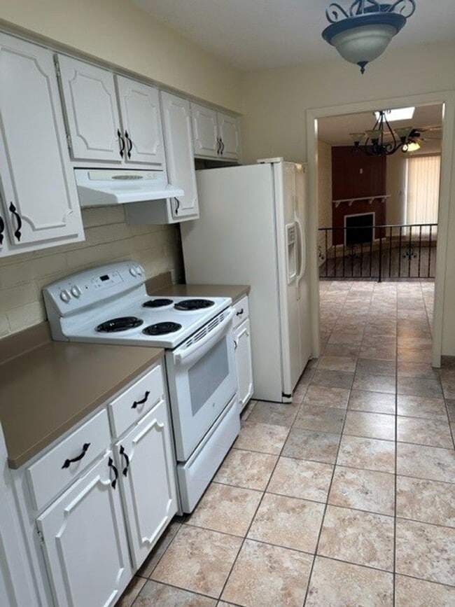 Building Photo - 2 Bed, 2 Bath Townhome