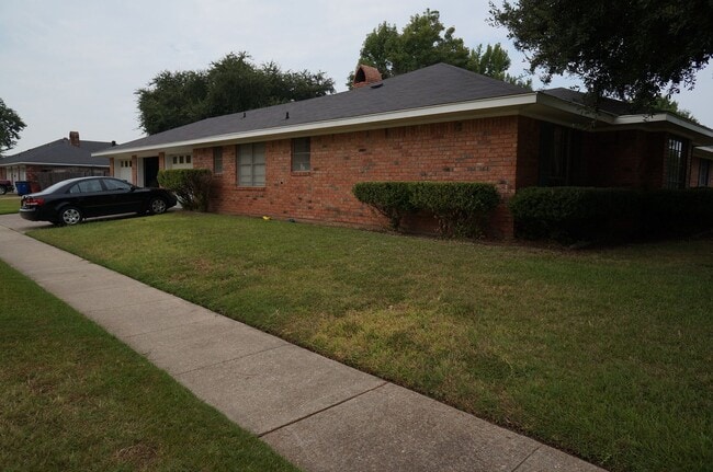 Building Photo - 601 Rock Hollow Dr