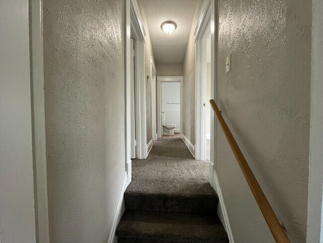 Building Photo - Three bedroom one bathroom single family home for rent MOVE IN SPECIAL - HALF OFF FIRST MONTHS RENT