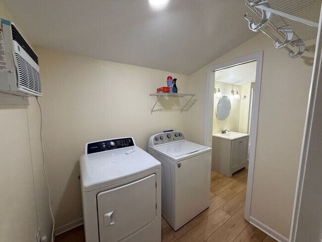 Building Photo - Pensacola - 32503 - 2 bedroom, 2 bathroom