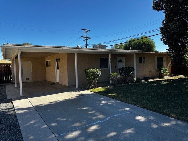 Building Photo - Charming Riverside Home on Hillside Avenue!