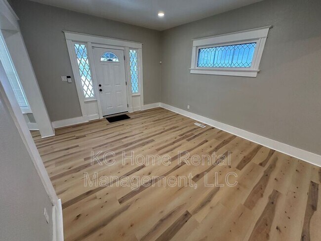 Building Photo - 4010 S Benton Ave