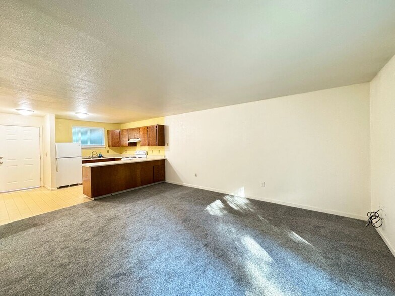 Building Photo - 2148 Primrose Dr