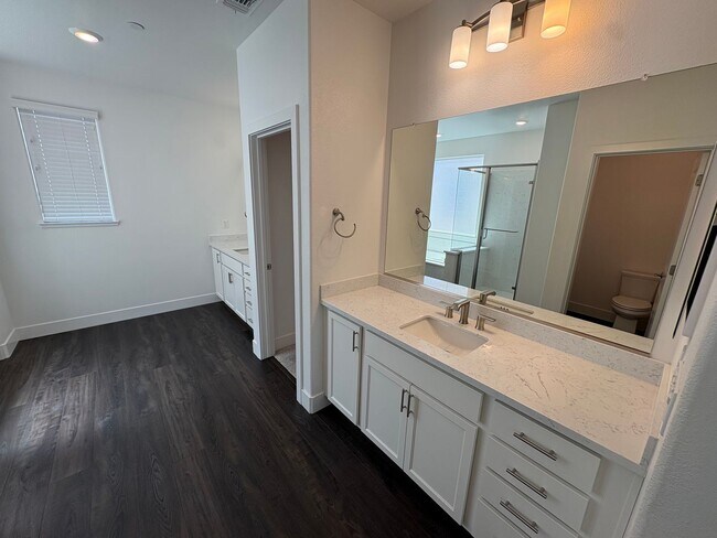 Building Photo - Beautiful 4 Bed 3 Full Bath Home with Solar in Brentwood