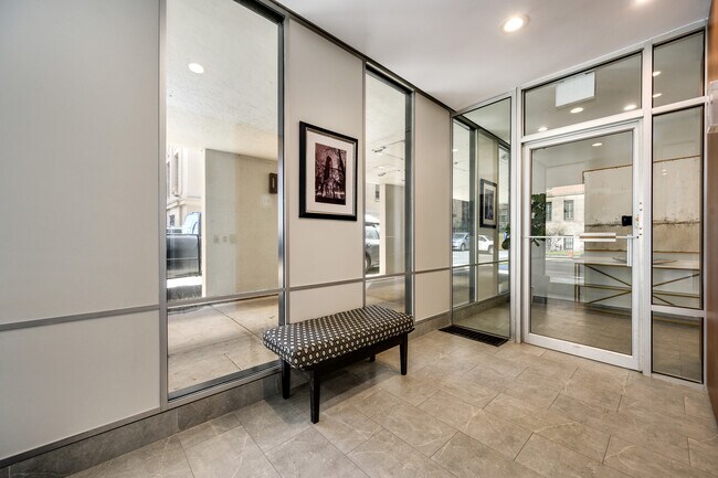 Building Photo - 227 E Walton Pl
