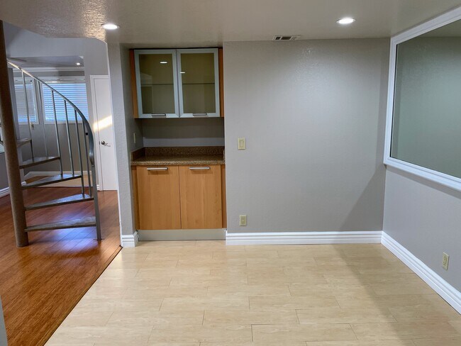 Building Photo - 2247 Martinique Ln