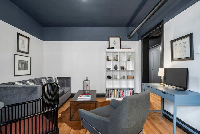 Building Photo - 1423 W Addison St