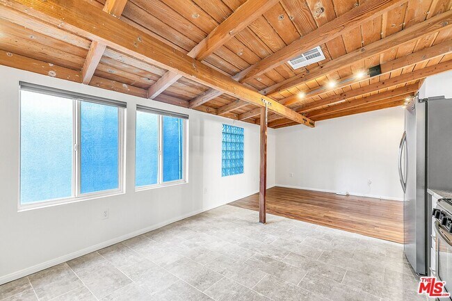 Building Photo - 1252 W 1st St
