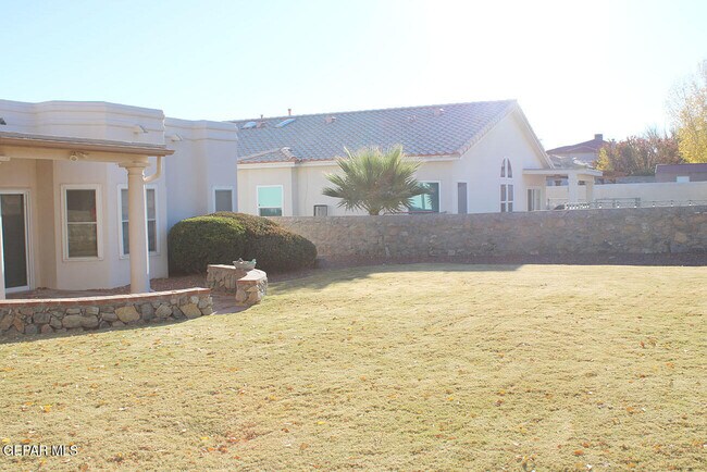 Building Photo - 221 Cloud Song E