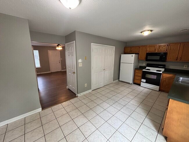 Building Photo - 210 Maple Leaf Ln