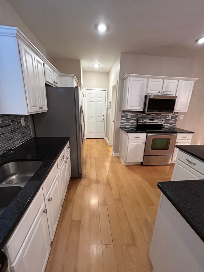 Building Photo - Large 3 bd 2.5 bath with all new paint! Fe...