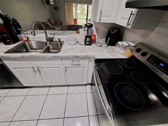 Building Photo - 9708 SW 138th Ave