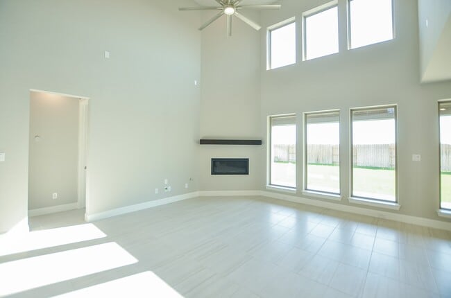 Building Photo - 7610 Blue Finch Ln