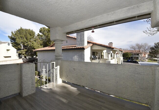 Building Photo - Stunning 2-Bedroom Condo 2nd Floor at The Lakes!