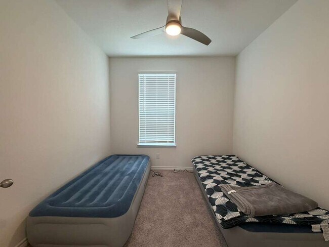 Building Photo - Move-In Ready 3 Bedroom + Flex Room in Prime 78245 Location