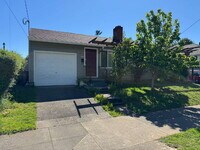 Building Photo - **One Portable AC Unit Included**
Beautifu...