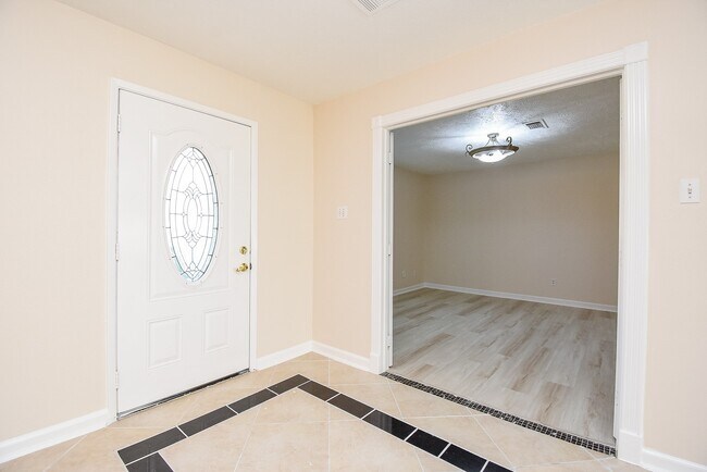 Building Photo - 2835 Pepperwood Dr