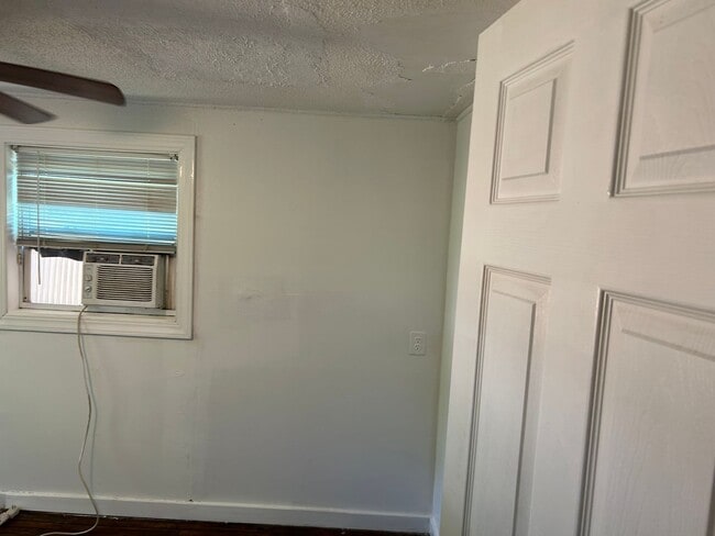 Building Photo - 2 Bed, 1 Bath Home