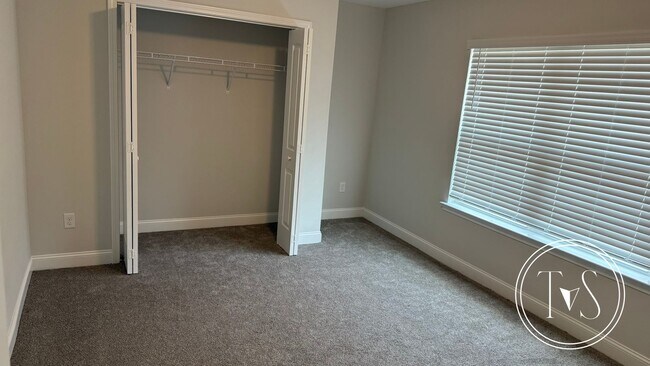 Building Photo - RATE DROP ALERT (was $2500/month) and MOVE-IN SPECIAL: $500 OFF 1ST MONTH'S RENT!**