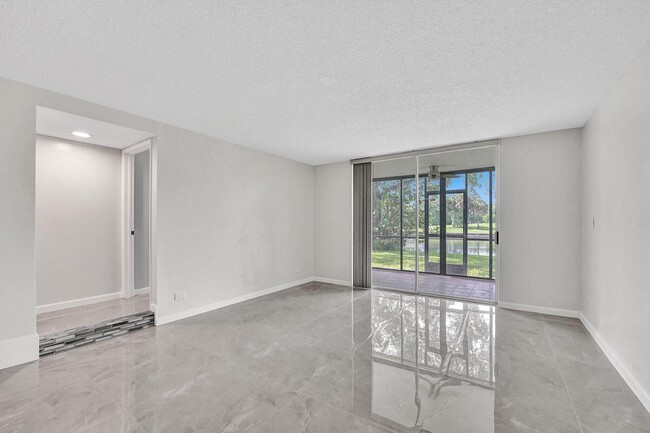 Building Photo - 3750 Inverrary Dr