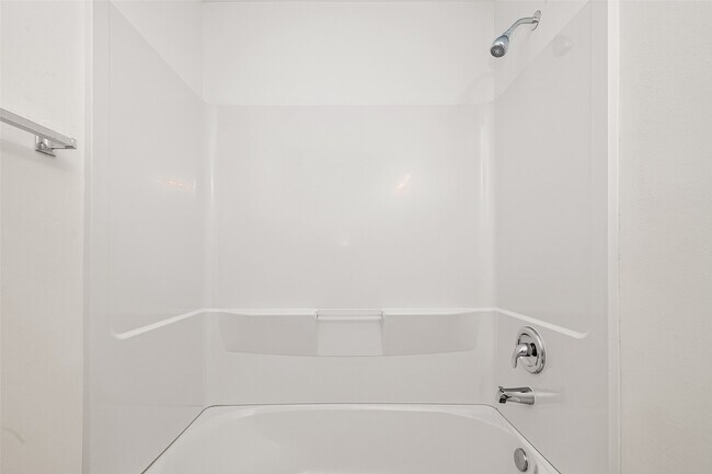 Building Photo - 10 Druids Glen Pl