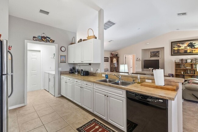 Building Photo - $1,795/month ** Furnished * Annual / Short Term * 3 bed / 2 Bath * Single Family * North Port