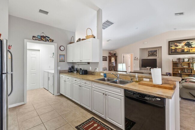 Building Photo - $1,895/month ** Furnished * Annual / Short Term * 3 bed / 2 Bath * Single Family * North Port