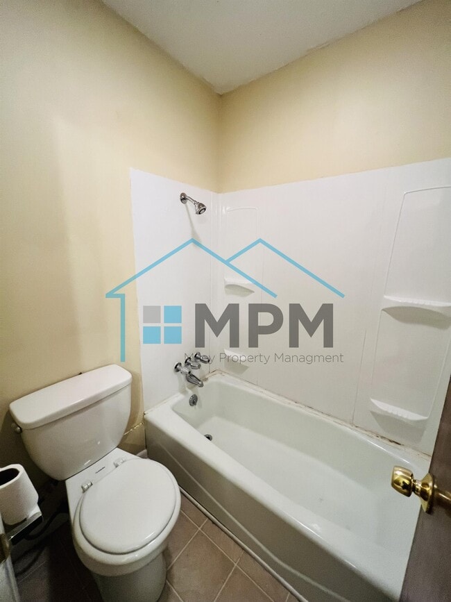 Building Photo - 62 W Elmwood Dr