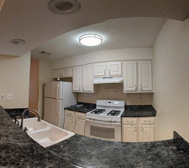 Kitchen - 906 King Albert St