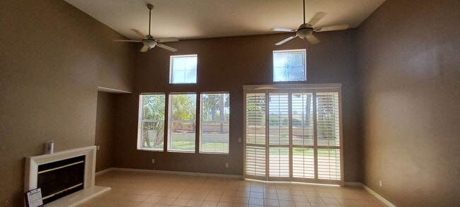 Building Photo - Bright And Airy End Unit In Gated Sanderli...